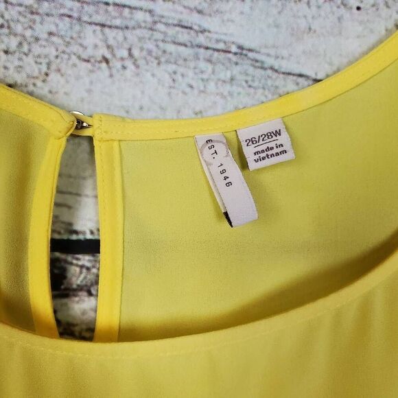 EST. 1946 Women’s Plus 26/28W Yellow Ruffle Bell Sleeve Blouse Top Keyhole Back - Picture 3 of 7